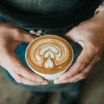 Kaffee ist ein Klassiker, der Jung und Alt gleichermaßen begleitet. Bildquelle: © Nathan Dumlao / Unsplash.com