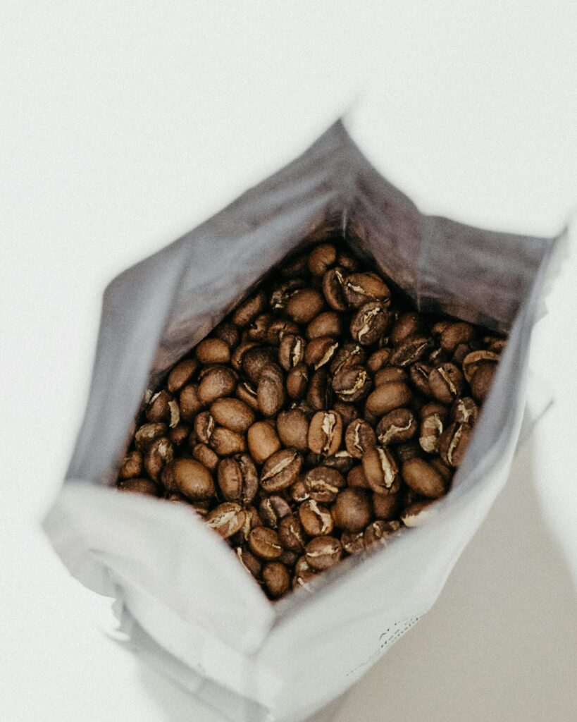 Wieder verschließbare Tüten oder Dosen eignen sich hervorragend zum Lagern von Kaffeebohnen. Bildquelle: © Nadia Valko / Unsplash.com