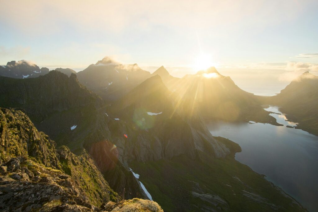 Die Lofoten sind zu Midsommer oder im Winter auf jeden Fall eine Reise wert. Bildquelle: © Colin Moldenhauer / Unsplash.com