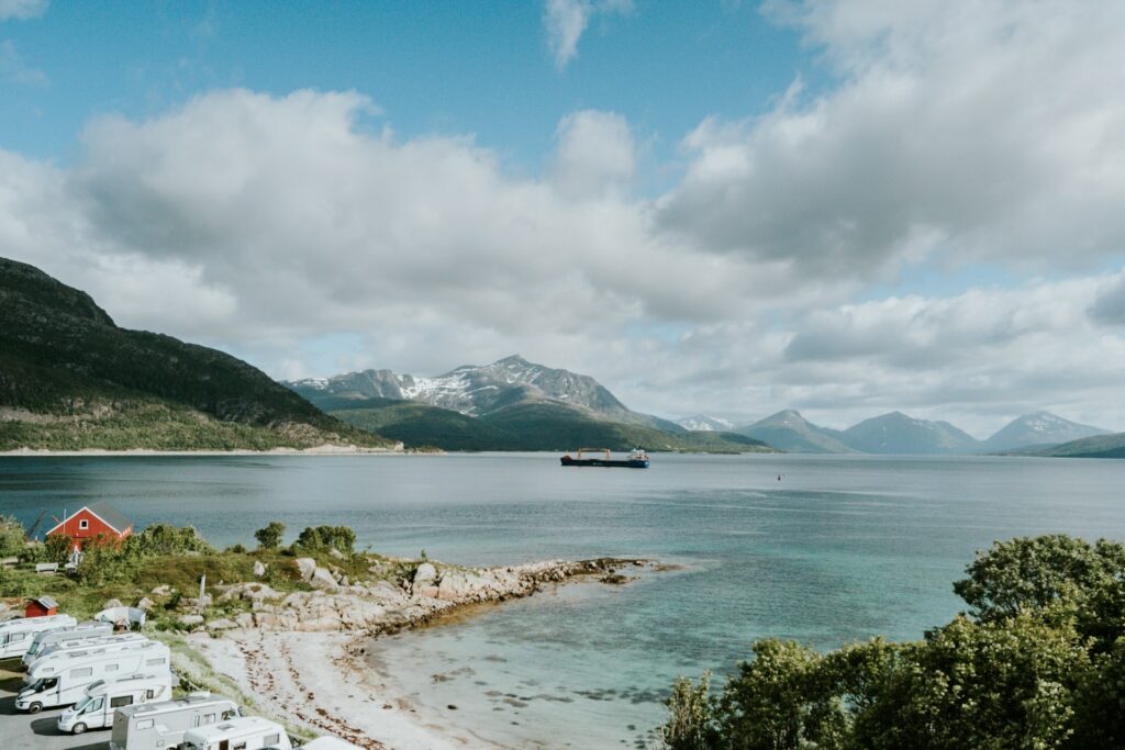 Ob mit dem Wohnmobil oder tatsächlich mit dem Zelt, die Lofoten bieten tolle Campingplätze, die vollständig in die gewaltige Naturlandschaft eingebettet sind. Bildquelle: © Sandra Seitamaa / Unsplash.com